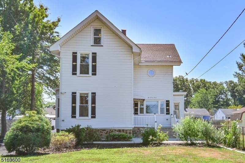 133 Bloomfield Ave - Photo 1