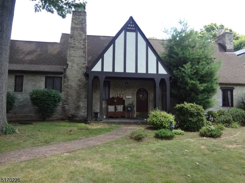 257 Maple Ave - Photo 1