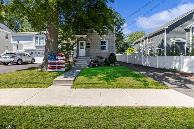 608 W Broad St - Photo 1
