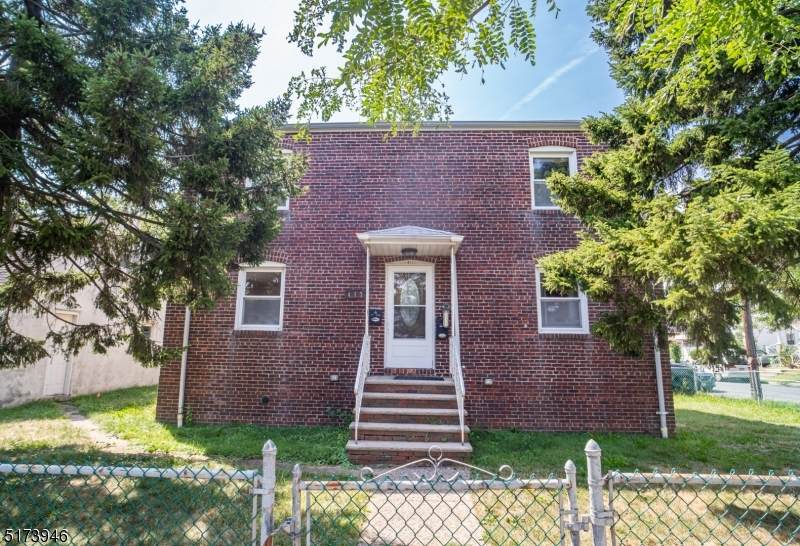 417 Adams St - Photo 1