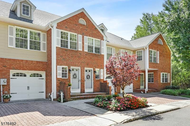 11 Berkeley Sq - Photo 1