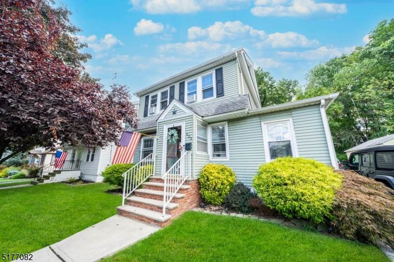 623 Bloomingdale Ave - Photo 1