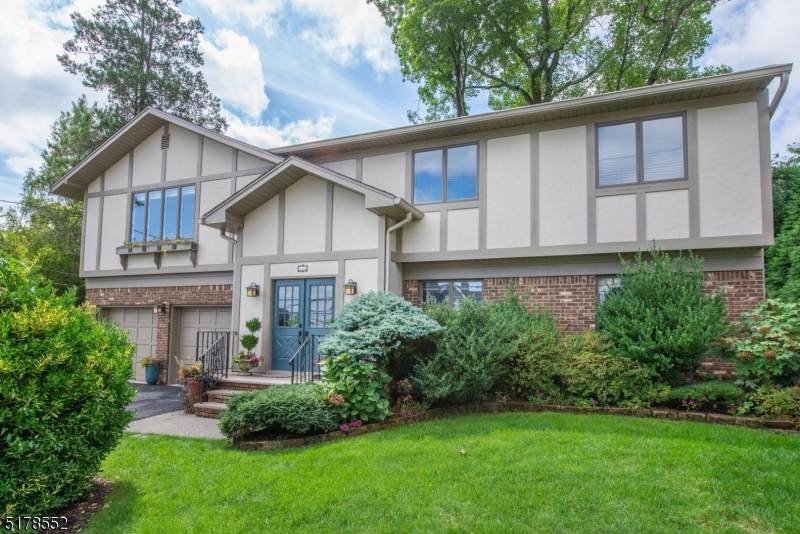 141 Woodlawn Ave - Photo 1