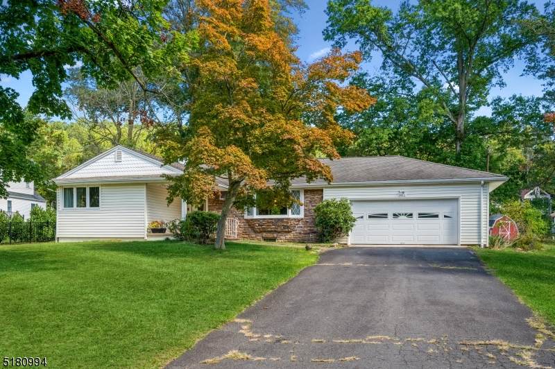 1011 Lakeview Dr - Photo 1