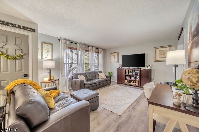 16 Burlington Ct - Photo 1