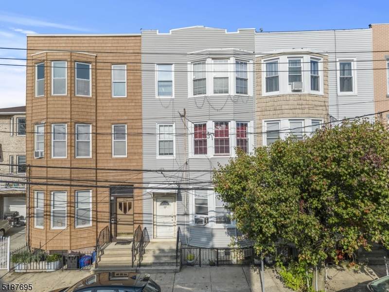 68 Zabriskie St - Photo 1