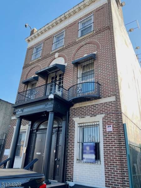 186 Clinton Ave - Photo 1