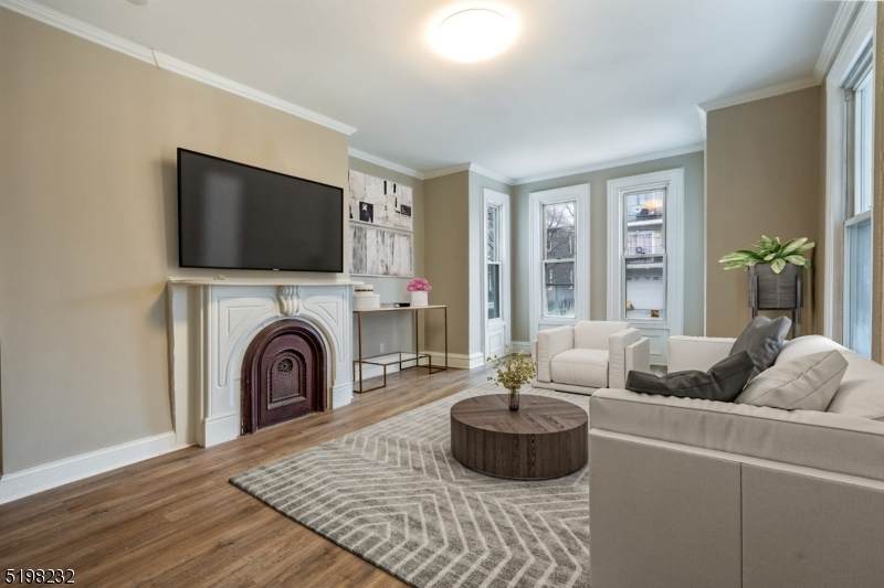 1079 William St - Photo 1