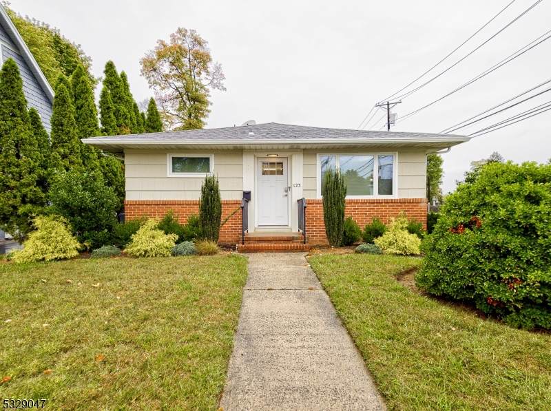 123 E Maple Ave - Photo 1