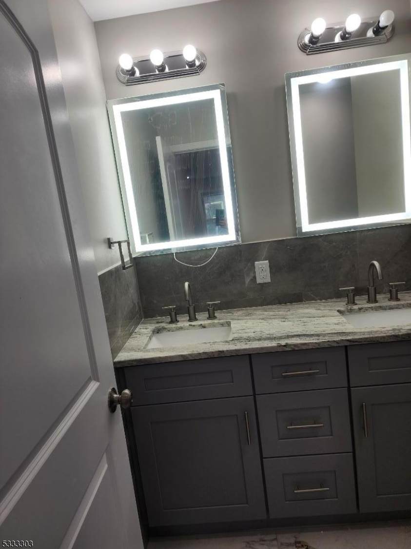 20 Garibaldi Ave - Photo 1