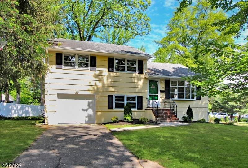 209 Pleasant Ave - Photo 1