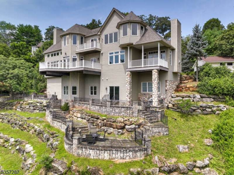 15 Laurel Ter - Photo 1