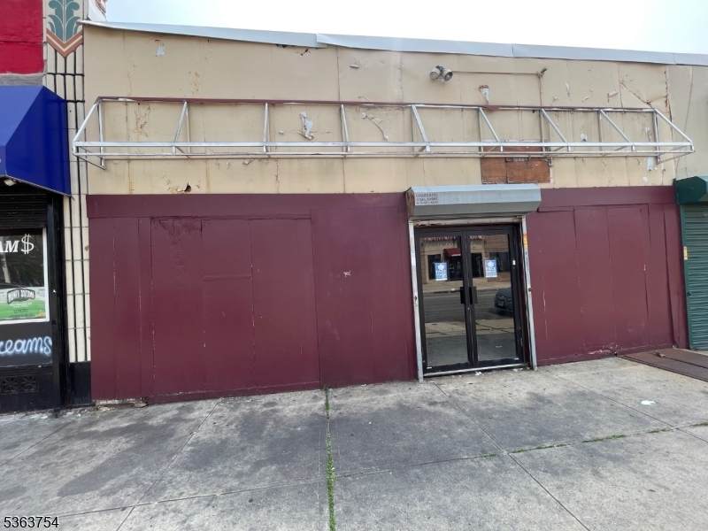 388 Chancellor Ave - Photo 1