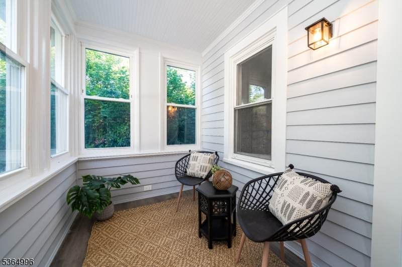 525 Argyle Ave - Photo 1