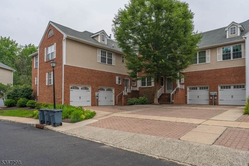 32 Berkeley Sq - Photo 1