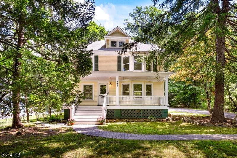 566 Plainfield Ave - Photo 1