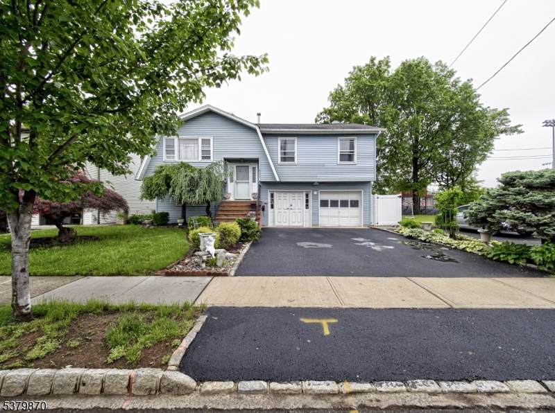 611 Laurel Ave - Photo 1