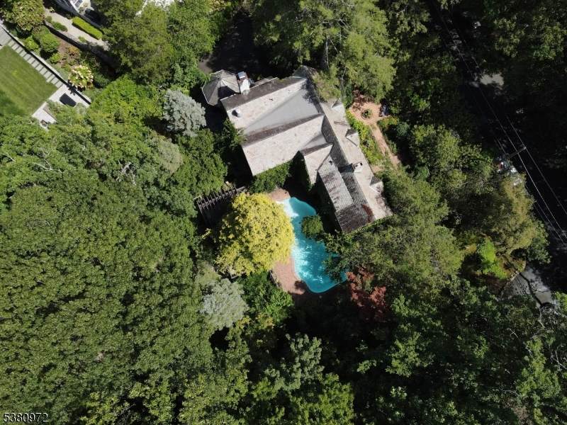 33 Hawthorne Rd - Photo 1