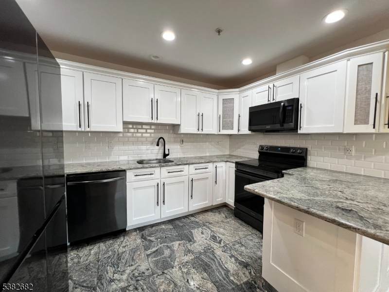 614 Fairview Ave - Photo 1