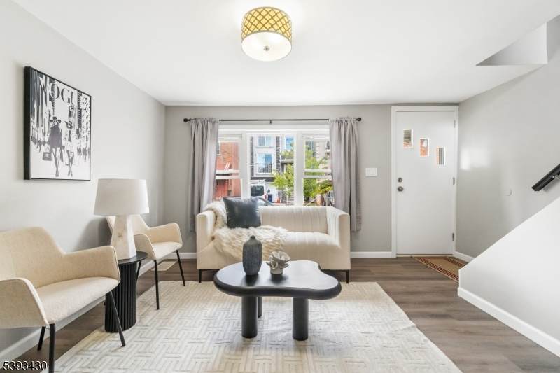 330 John St - Photo 1