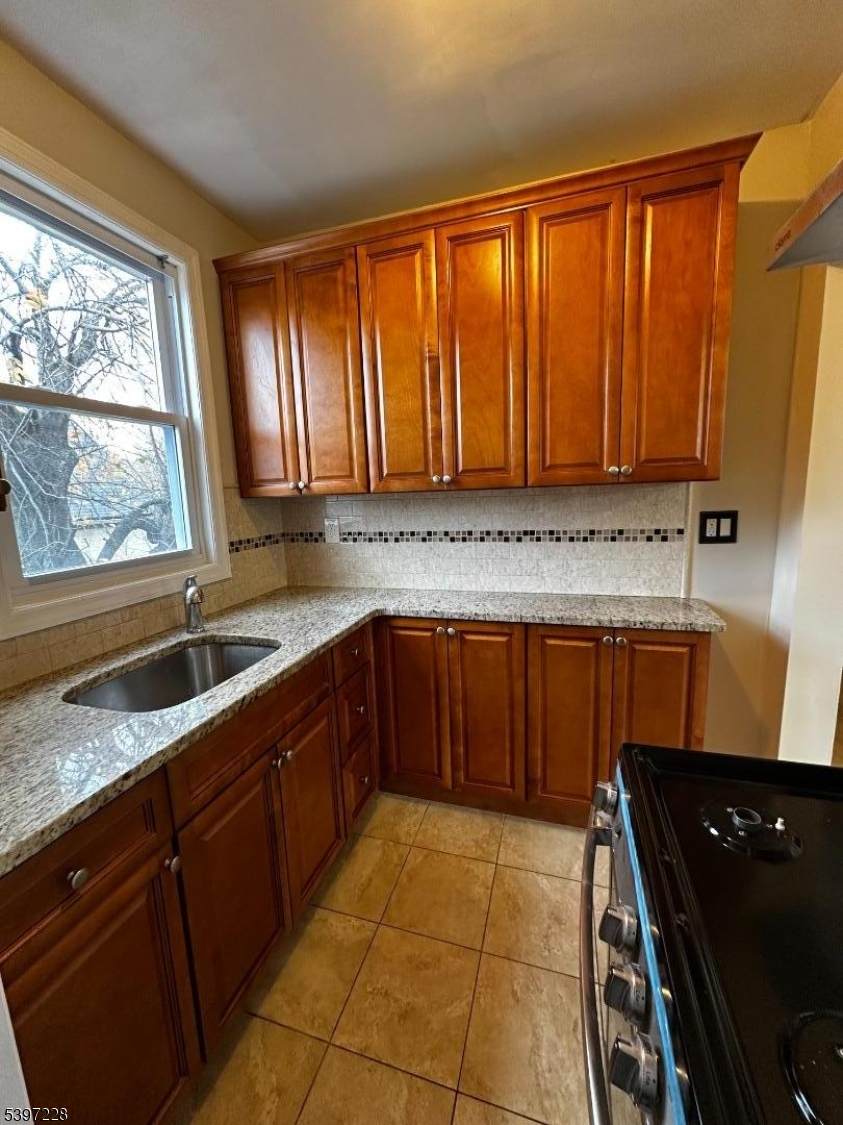 33 Hayward Pl - Photo 1