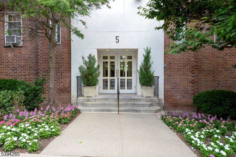 5 Roosevelt Pl - Photo 1