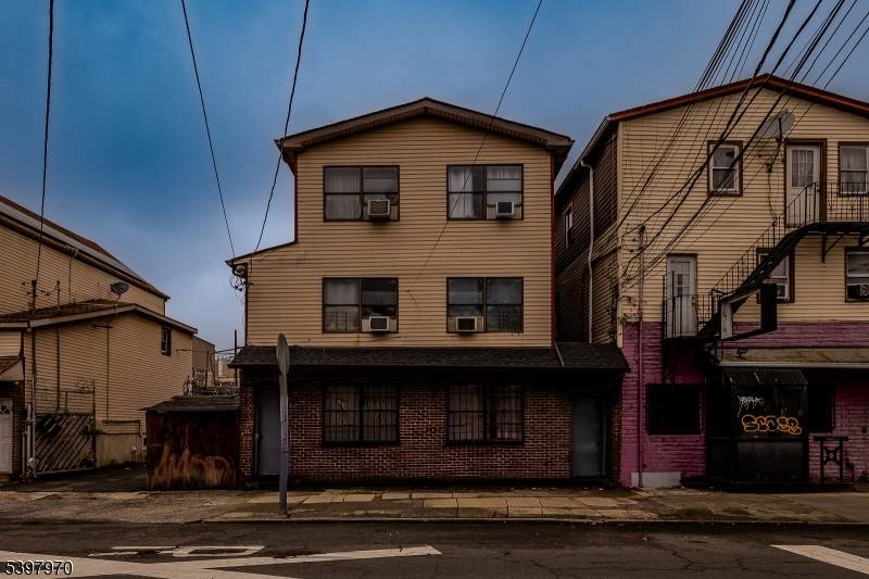 550 Ferry St - Photo 1