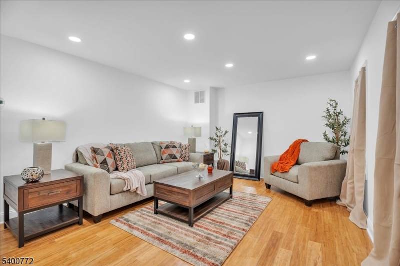 348 Silk St - Photo 1