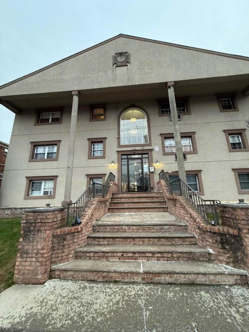 816 W Grand St - Photo 1