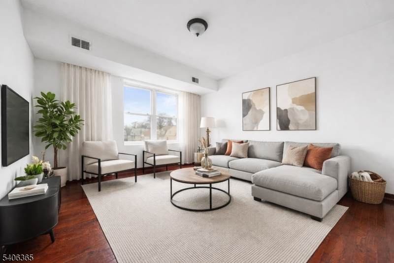 133 N Maple Ave - Photo 1