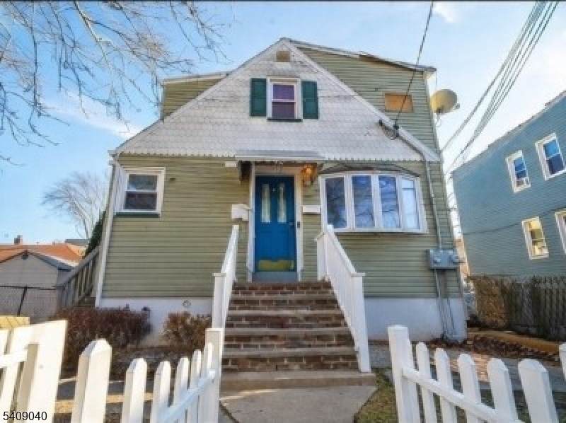 832 E Henry St - Photo 1