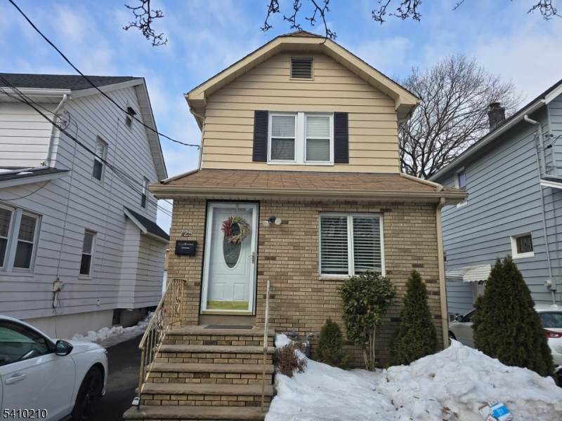 725 Schuyler Ave - Photo 1
