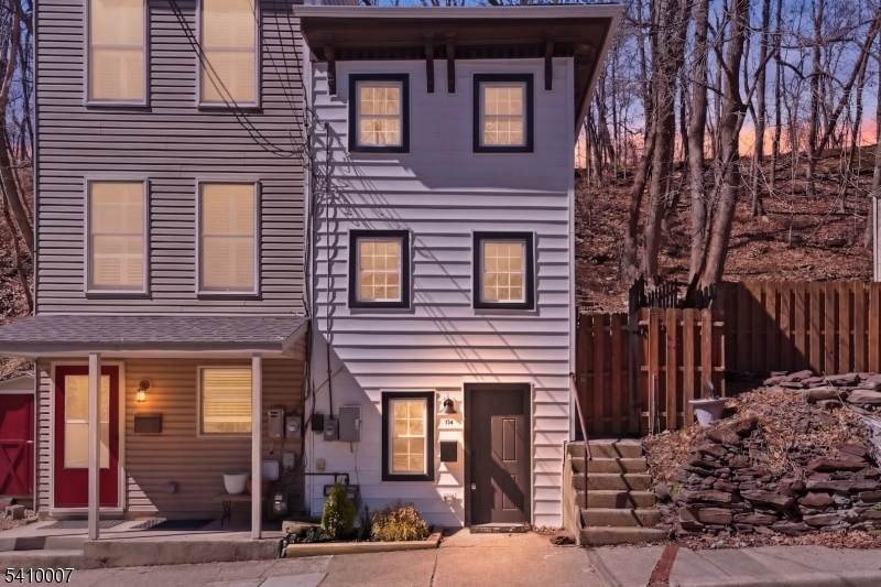 164 York St - Photo 1