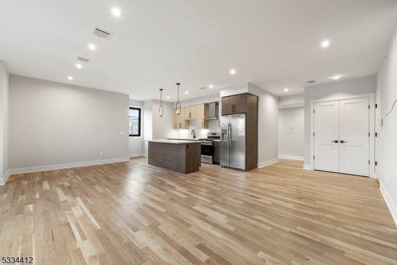 https://bt-photos.global.ssl.fastly.net/gsmls/orig_boomver_2_4009899-2.jpg