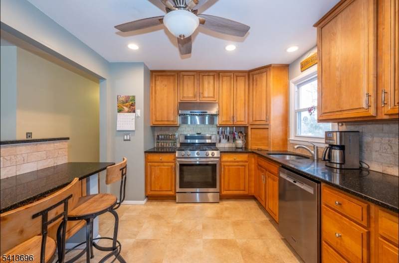 https://bt-photos.global.ssl.fastly.net/gsmls/orig_boomver_1_4011609-2.jpg