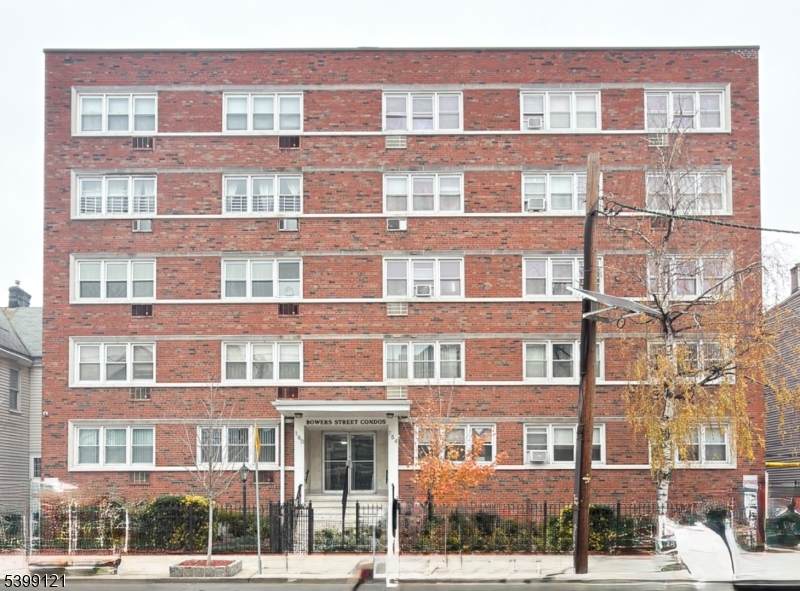 154 Bowers St - Photo 1