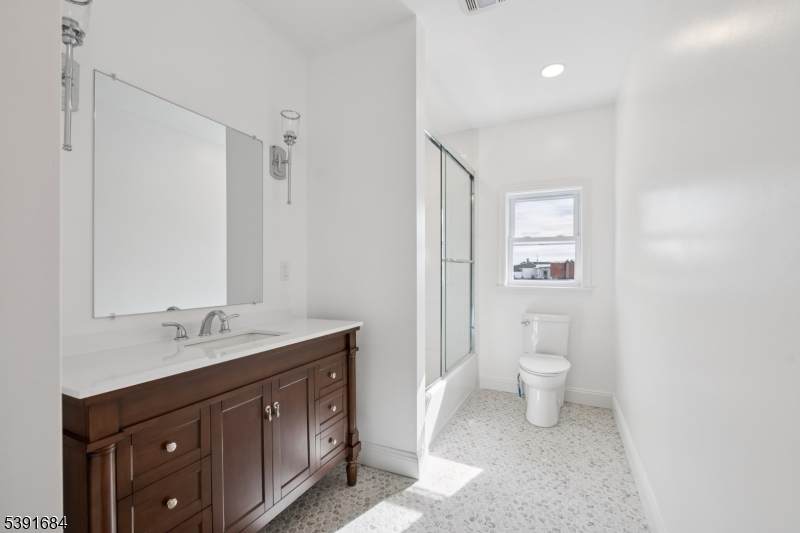 915 Main St - Photo 1
