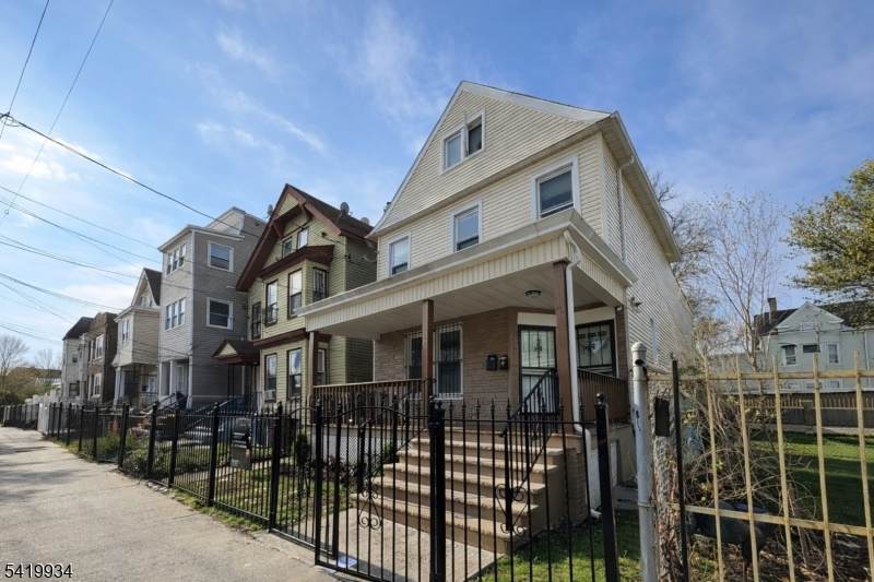 314 7Th Ave W - Photo 1