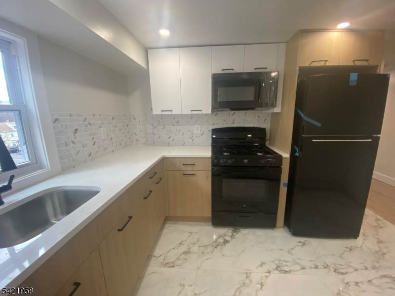 323 Rutherford Ave - Photo 1