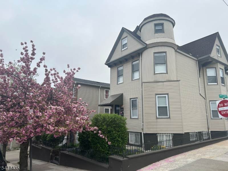 437 Bramhall Ave - Photo 1