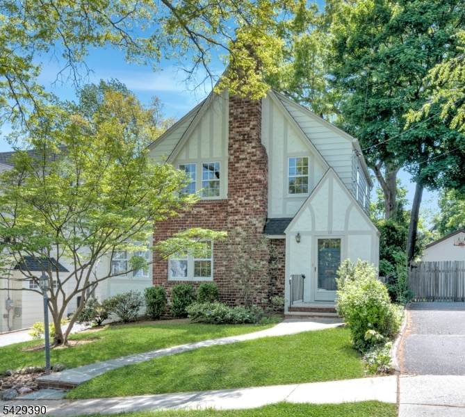 18 Evergreen Pl - Photo 1