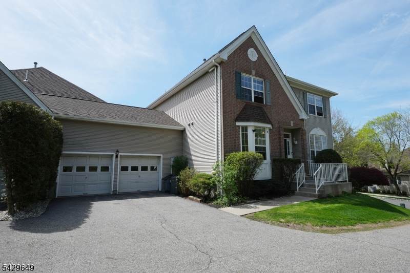 10 Queens Ln - Photo 1