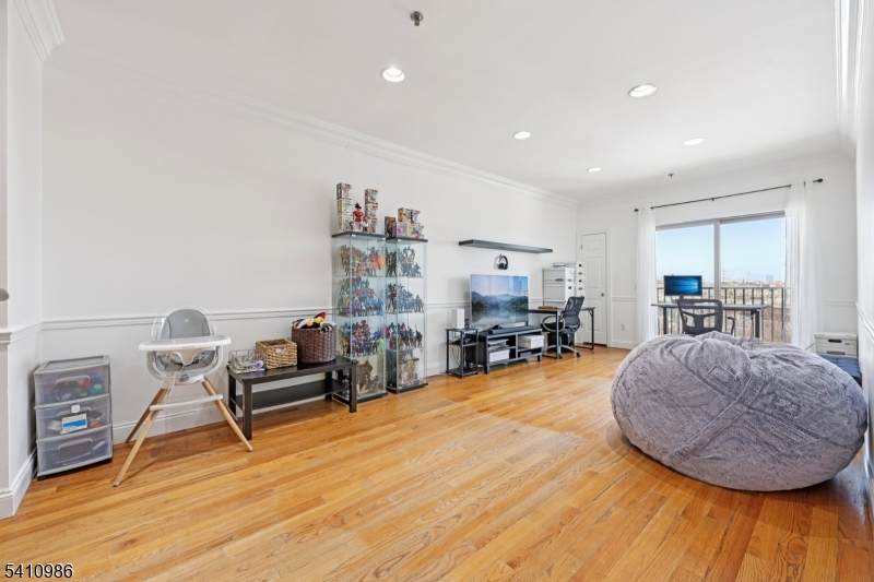 https://bt-photos.global.ssl.fastly.net/gsmls/orig_boomver_2_4026909-2.jpg