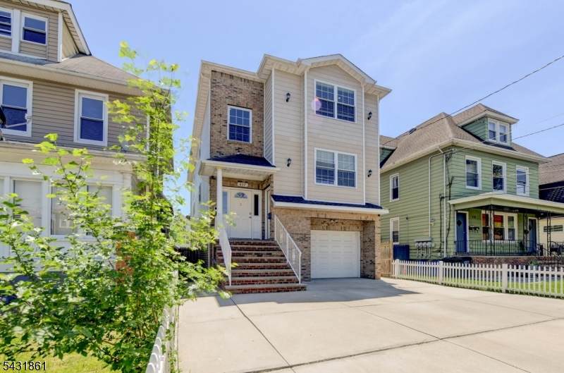 657 Jefferson Ave - Photo 1