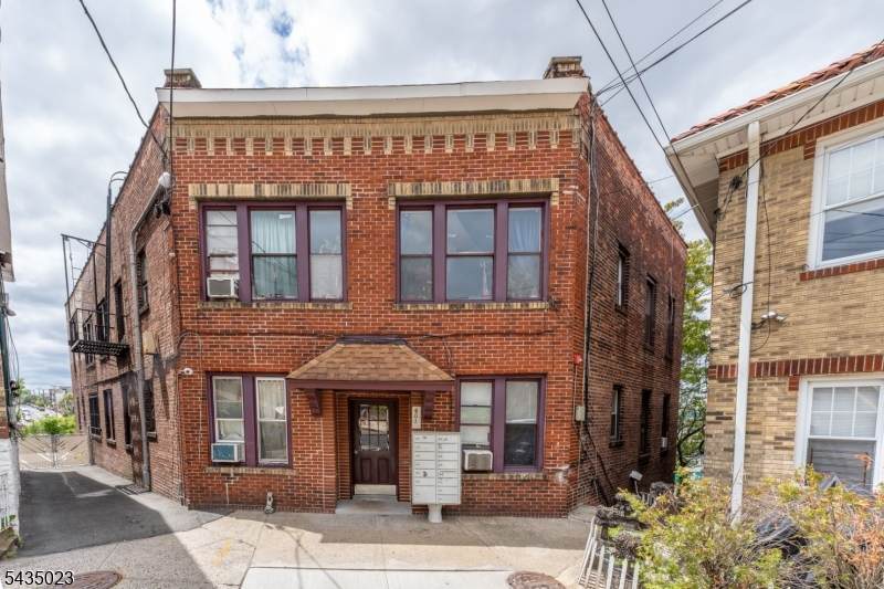 601 Columbia Ave - Photo 1