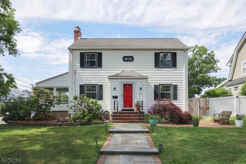 303 E Webster Ave - Photo 1
