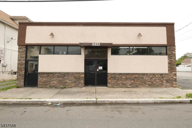 1238 E Saint Georges Ave - Photo 1