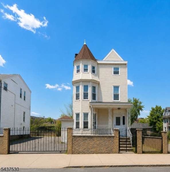 272 Parker St - Photo 1