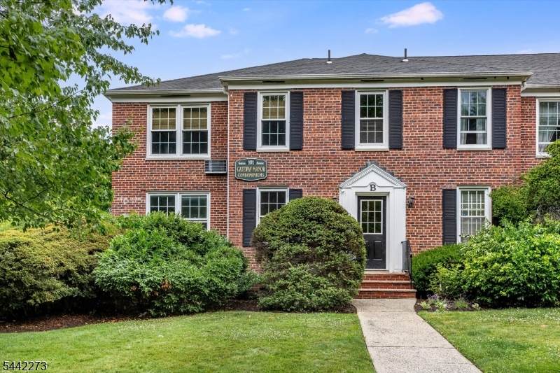 101 Gates Ave - Photo 1