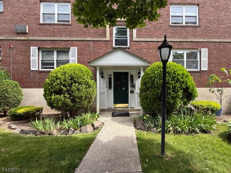 974 Main St - Photo 1